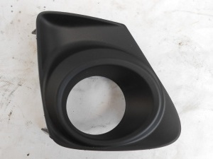 Решітка (противотуманки) в бампер права Toyota Corolla e14 / e15 2010-2014