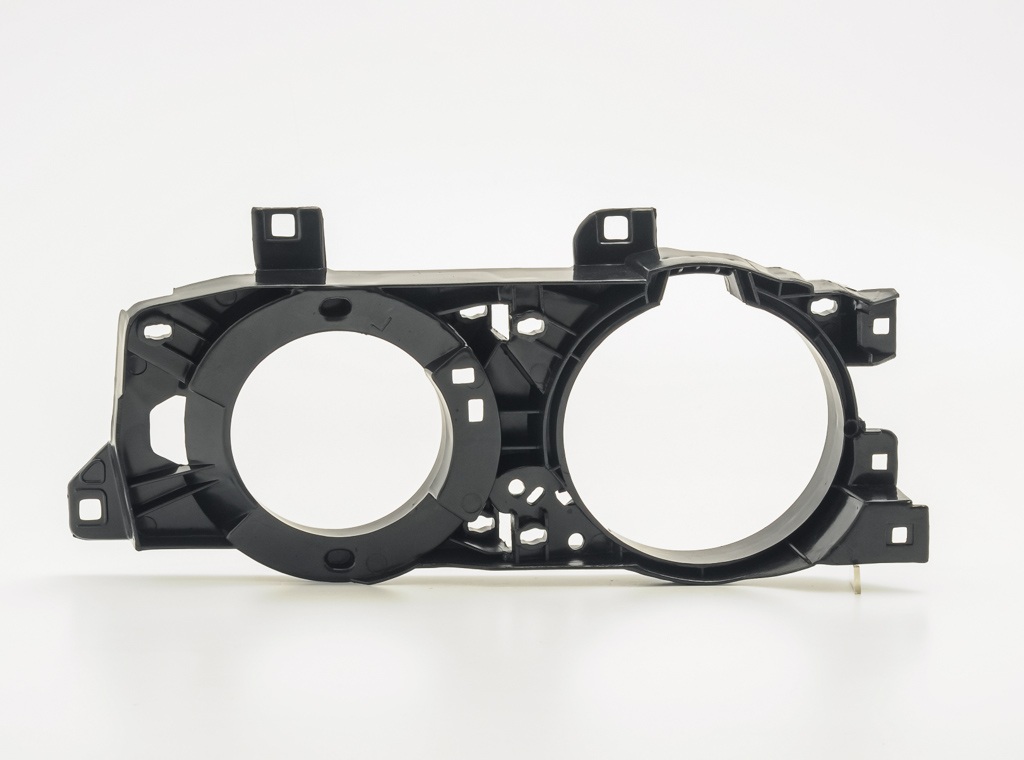 Окуляр (решетка) фари правої BMW e34