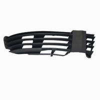 Решітка в бампер права  (без отв. п/тум. )