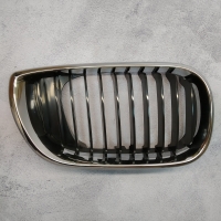 Решітка права (ноздрі) хром чорна БМВ 3 е46 (BMW 3 E46) 2001-2005