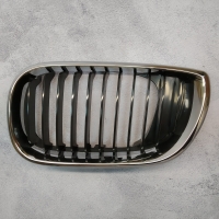 Решітка ліва (ноздрі) хром чорна БМВ 3 е46 (BMW 3 E46) 2001-2005
