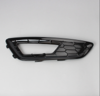 Решітка в бампері, права, з отвором для галогенів Ford Focus MK3 (Форд Фокус МК3) SPORT 2014-2018 F1EJ-15A298-A Решітка в бампері, права, з отвором для галогенів Ford Focus MK3 (Форд Фокус МК3) SPORT 2014-2018 F1EJ-15A298-A