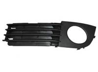 Решітка бампера переднього ліва (закрита) з отвором під туманку Ауді А6 С5 (Audi A6 C5) 2001-2005