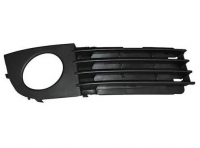 Решітка бампера переднього (закрита) права з отвором під туманку Ауді А6 С5 (Audi A6 C5) 2001-2005