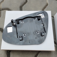 Toyota Prius C (Тойота Пріус С) вкладиш дзеркала (дзеркальний елемент) правий