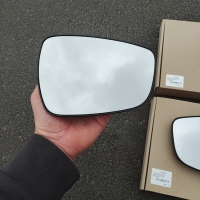 Вкладиш дзеркала (скло, дзеркальний елемент) правий Hyundai Accent (CB) (Хюндай Акцент) 2010-2019